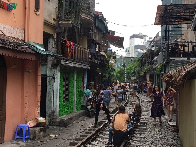 du khach van tap nap ve "pho ca phe duong tau" chup anh sau bien cam hinh 20