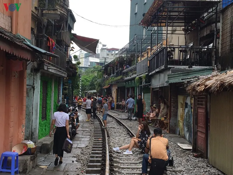 du khach van tap nap ve "pho ca phe duong tau" chup anh sau bien cam hinh 21