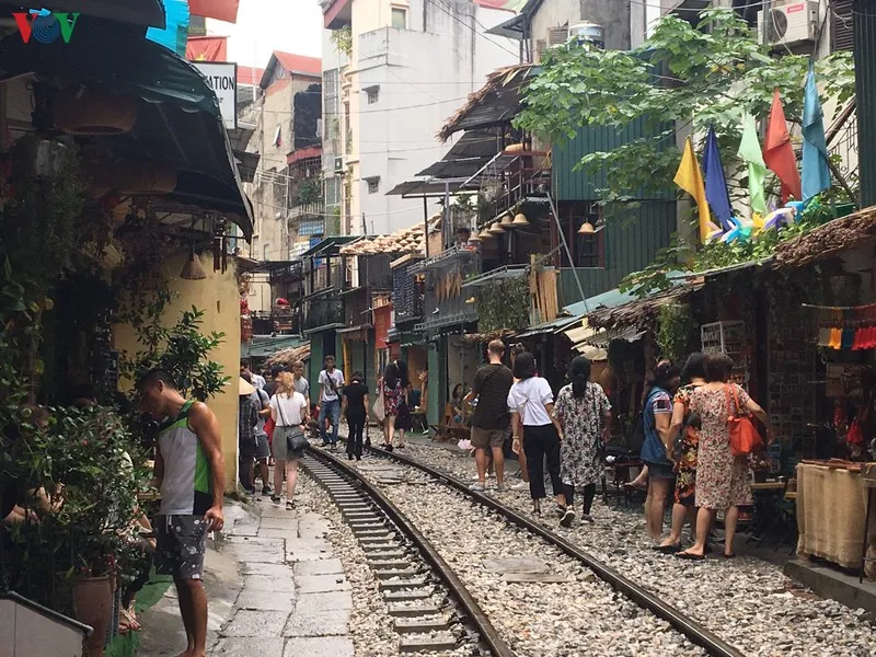 du khach van tap nap ve "pho ca phe duong tau" chup anh sau bien cam hinh 22