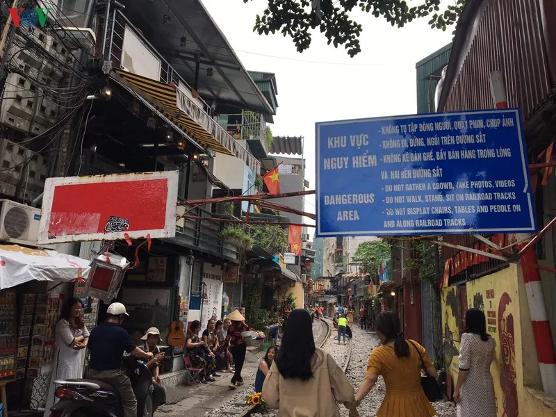 du khach van tap nap ve "pho ca phe duong tau" chup anh sau bien cam hinh 3