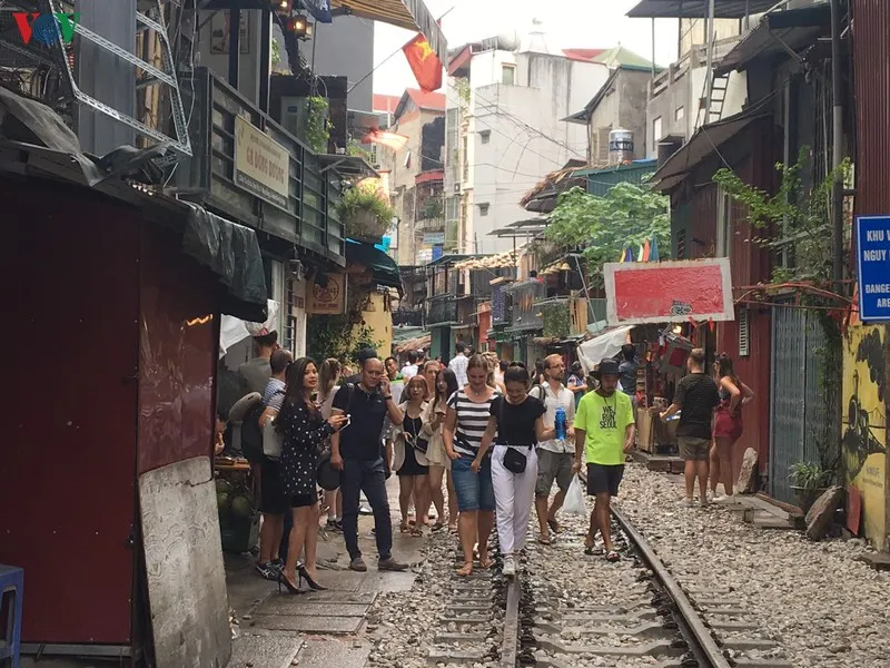 du khach van tap nap ve "pho ca phe duong tau" chup anh sau bien cam hinh 5