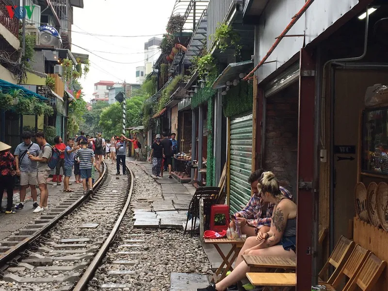 du khach van tap nap ve "pho ca phe duong tau" chup anh sau bien cam hinh 6