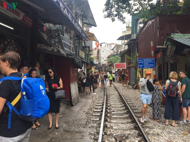 du khach van tap nap ve "pho ca phe duong tau" chup anh sau bien cam hinh 8