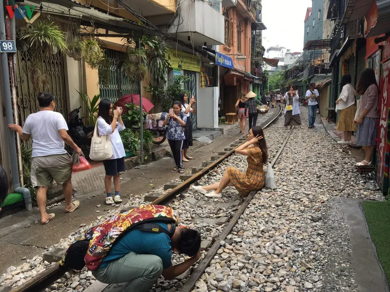 du khach van tap nap ve "pho ca phe duong tau" chup anh sau bien cam hinh 9