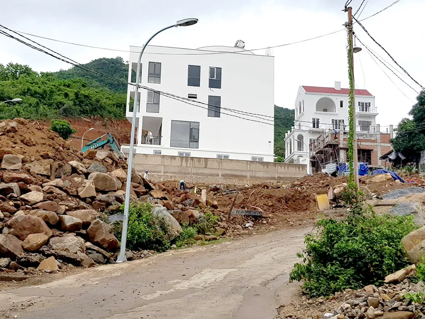 Sống bất an dưới chân núi ảnh 1 Sống bất an dưới chân núi ảnh 1