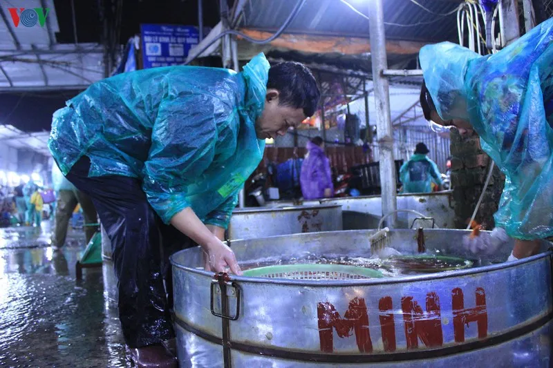 chợ cá sở thượng nhộn nhịp trước tết ông công ông táo hình 6 cho ca so thuong nhon nhip truoc tet ong cong ong tao hinh 6