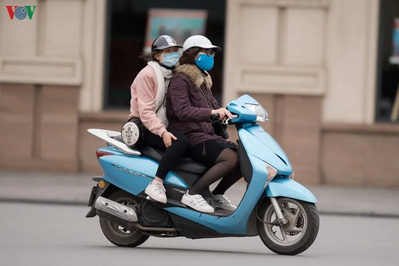 người hà nội đeo khẩu trang phòng chống covid-19, đón "rét nàng bân" hình 7 nguoi ha noi deo khau trang phong chong covid-19, don "ret nang ban" hinh 7