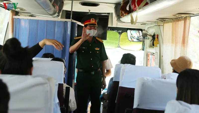 ảnh: bịn rịn phút chia tay tại khu cách ly trường qs quân đoàn 4 hình 12 anh: bin rin phut chia tay tai khu cach ly truong qs quan doan 4 hinh 12