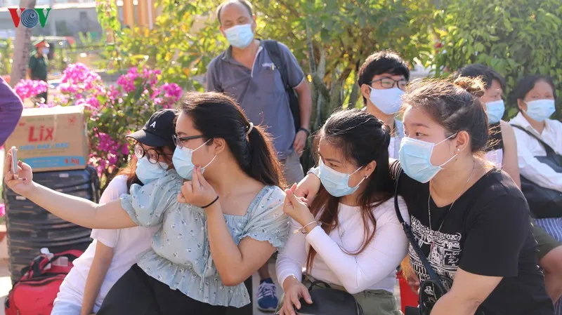 ảnh: bịn rịn phút chia tay tại khu cách ly trường qs quân đoàn 4 hình 2 anh: bin rin phut chia tay tai khu cach ly truong qs quan doan 4 hinh 2