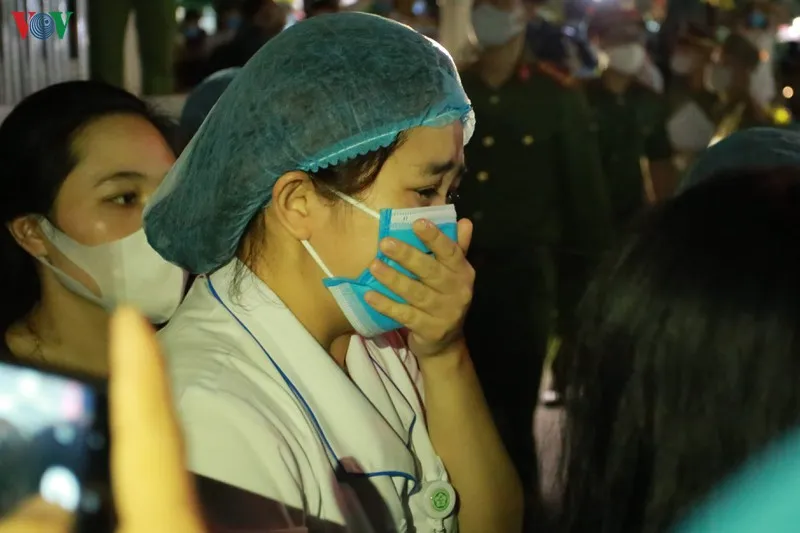 bệnh viện bạch mai dỡ bỏ hàng rào cách ly, y bác sĩ vỡ òa hạnh phúc hình 14 benh vien bach mai do bo hang rao cach ly, y bac si vo oa hanh phuc hinh 14