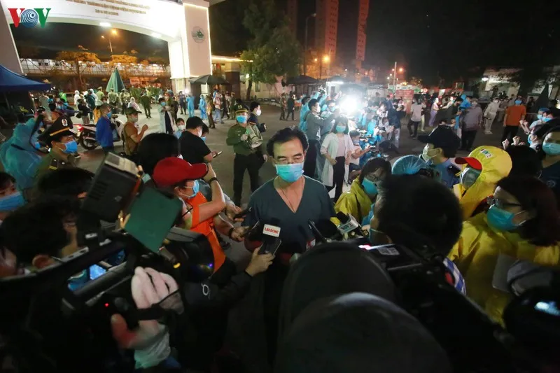 bệnh viện bạch mai dỡ bỏ hàng rào cách ly, y bác sĩ vỡ òa hạnh phúc hình 19 benh vien bach mai do bo hang rao cach ly, y bac si vo oa hanh phuc hinh 19