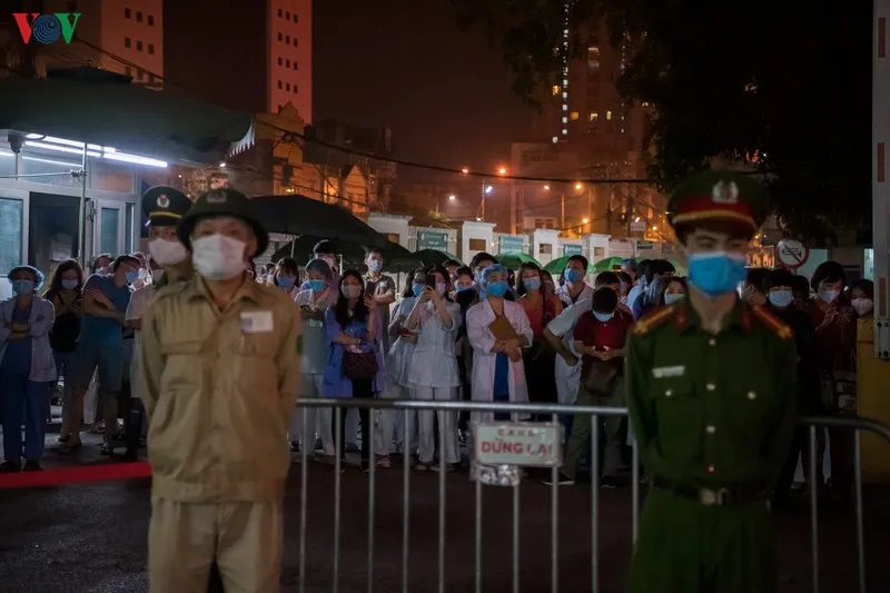 bệnh viện bạch mai dỡ bỏ hàng rào cách ly, y bác sĩ vỡ òa hạnh phúc hình 7 benh vien bach mai do bo hang rao cach ly, y bac si vo oa hanh phuc hinh 7