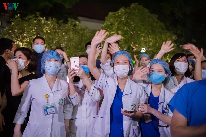 bệnh viện bạch mai dỡ bỏ hàng rào cách ly, y bác sĩ vỡ òa hạnh phúc hình 12 benh vien bach mai do bo hang rao cach ly, y bac si vo oa hanh phuc hinh 12