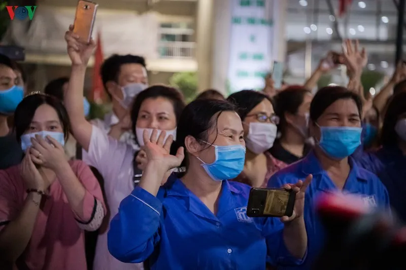 bệnh viện bạch mai dỡ bỏ hàng rào cách ly, y bác sĩ vỡ òa hạnh phúc hình 13 benh vien bach mai do bo hang rao cach ly, y bac si vo oa hanh phuc hinh 13