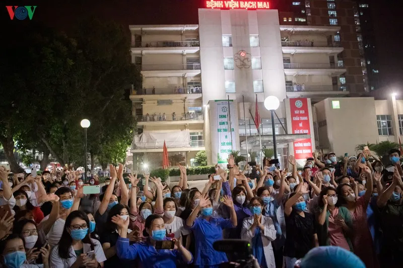 bệnh viện bạch mai dỡ bỏ hàng rào cách ly, y bác sĩ vỡ òa hạnh phúc hình 11 benh vien bach mai do bo hang rao cach ly, y bac si vo oa hanh phuc hinh 11