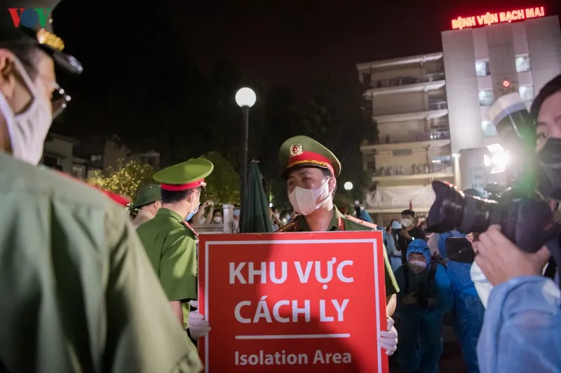 bệnh viện bạch mai dỡ bỏ hàng rào cách ly, y bác sĩ vỡ òa hạnh phúc hình 15 benh vien bach mai do bo hang rao cach ly, y bac si vo oa hanh phuc hinh 15