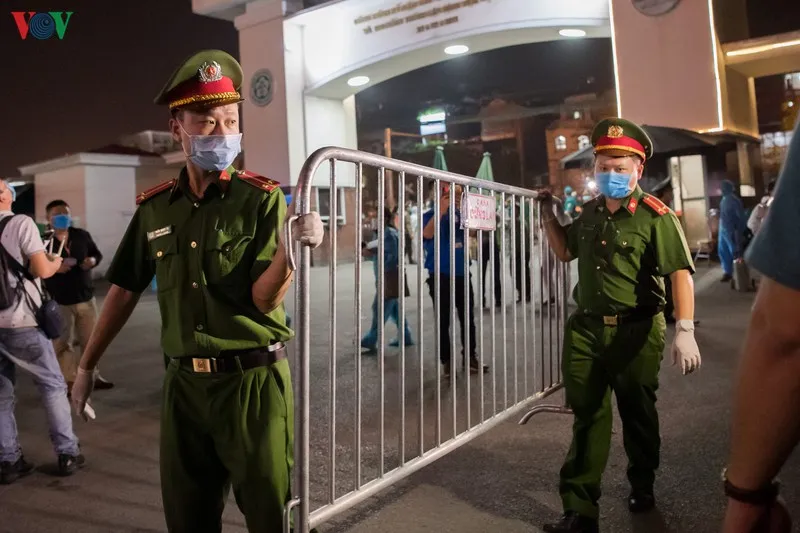 bệnh viện bạch mai dỡ bỏ hàng rào cách ly, y bác sĩ vỡ òa hạnh phúc hình 16 benh vien bach mai do bo hang rao cach ly, y bac si vo oa hanh phuc hinh 16