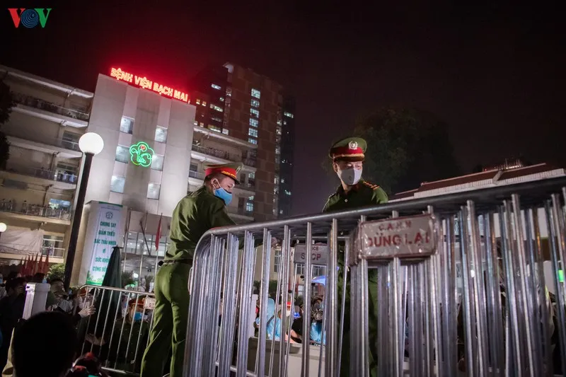 bệnh viện bạch mai dỡ bỏ hàng rào cách ly, y bác sĩ vỡ òa hạnh phúc hình 17 benh vien bach mai do bo hang rao cach ly, y bac si vo oa hanh phuc hinh 17