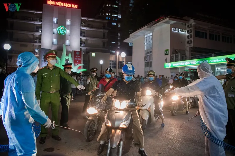 bệnh viện bạch mai dỡ bỏ hàng rào cách ly, y bác sĩ vỡ òa hạnh phúc hình 23 benh vien bach mai do bo hang rao cach ly, y bac si vo oa hanh phuc hinh 23