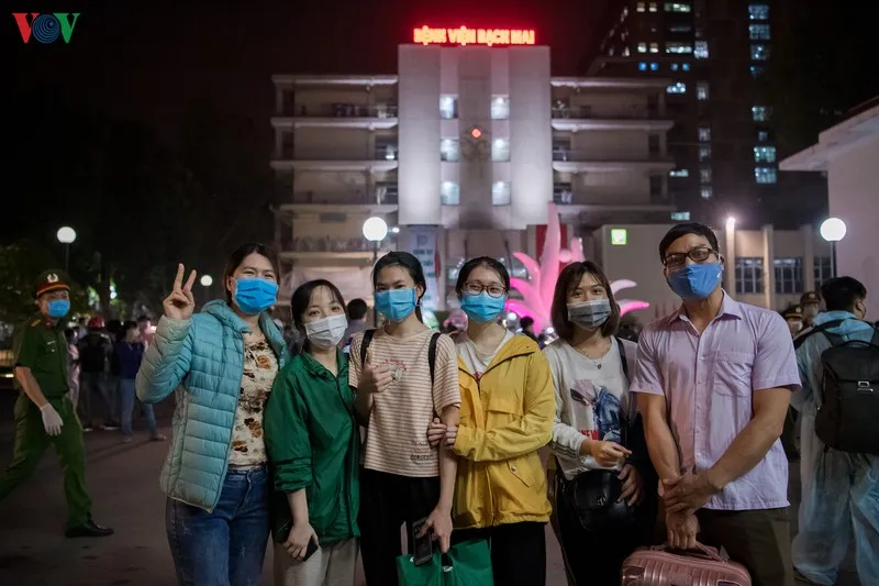 bệnh viện bạch mai dỡ bỏ hàng rào cách ly, y bác sĩ vỡ òa hạnh phúc hình 21 benh vien bach mai do bo hang rao cach ly, y bac si vo oa hanh phuc hinh 21