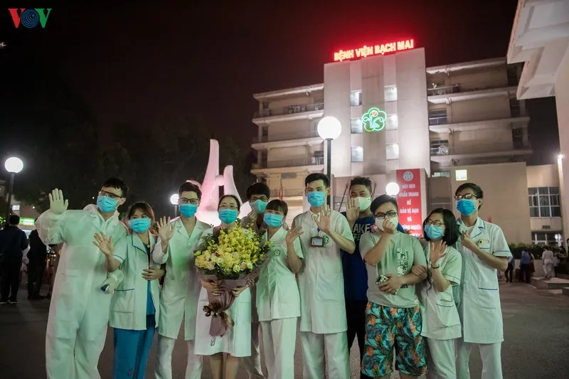 bệnh viện bạch mai dỡ bỏ hàng rào cách ly, y bác sĩ vỡ òa hạnh phúc hình 20 benh vien bach mai do bo hang rao cach ly, y bac si vo oa hanh phuc hinh 20