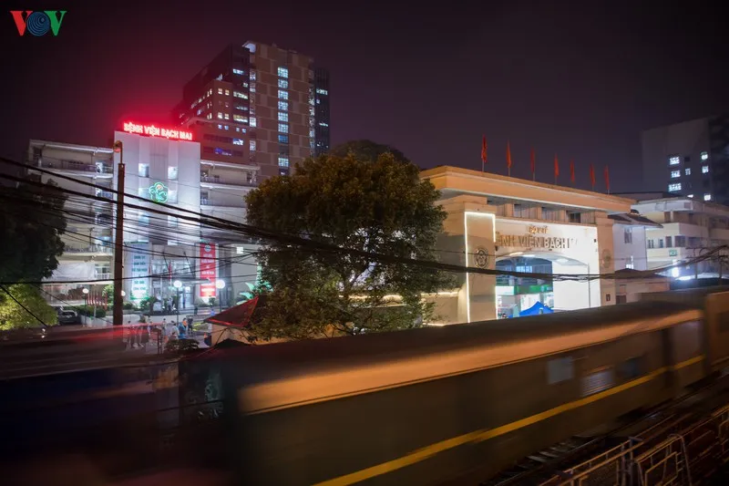 bệnh viện bạch mai dỡ bỏ hàng rào cách ly, y bác sĩ vỡ òa hạnh phúc hình 2 benh vien bach mai do bo hang rao cach ly, y bac si vo oa hanh phuc hinh 2