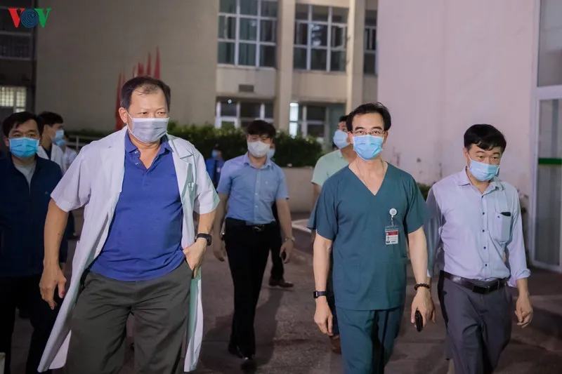 bệnh viện bạch mai dỡ bỏ hàng rào cách ly, y bác sĩ vỡ òa hạnh phúc hình 8 benh vien bach mai do bo hang rao cach ly, y bac si vo oa hanh phuc hinh 8