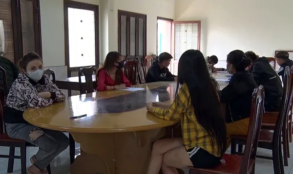 nong 24h: nam thanh nien dam ban cung phong trong khu cach ly hinh 3