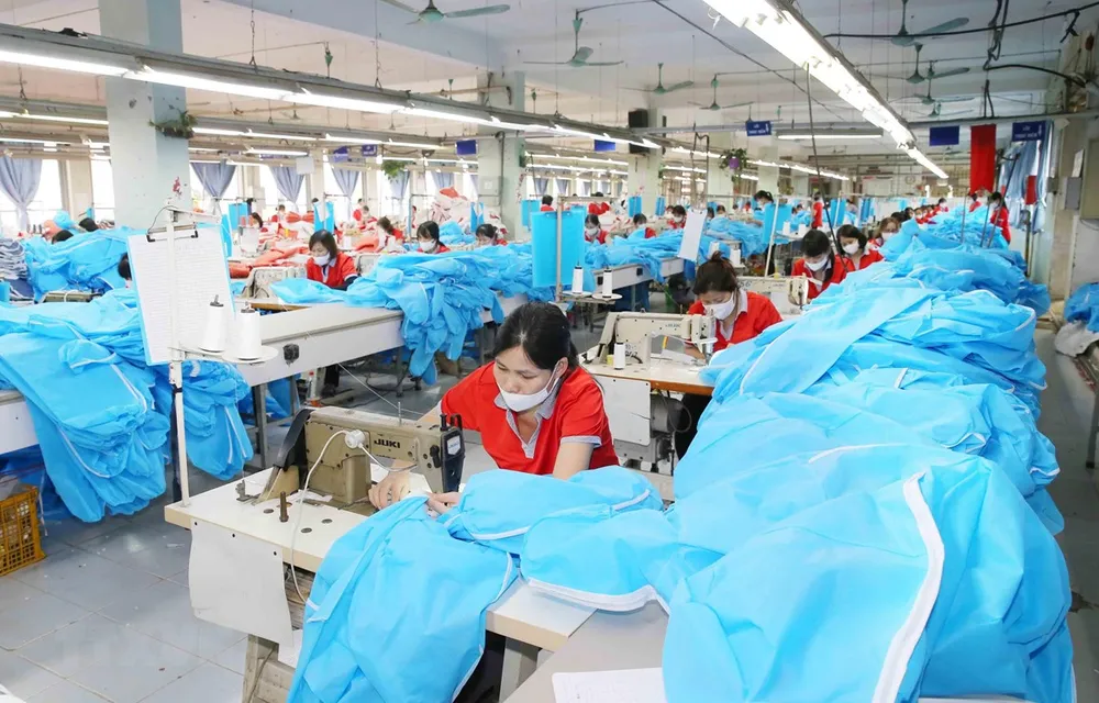 Công ty cổ phần May Chiến Thắng chuyển đổi dây chuyền sang may quần áo bảo hộ y tế. (Ảnh: Phương Hoa/TTXVN)