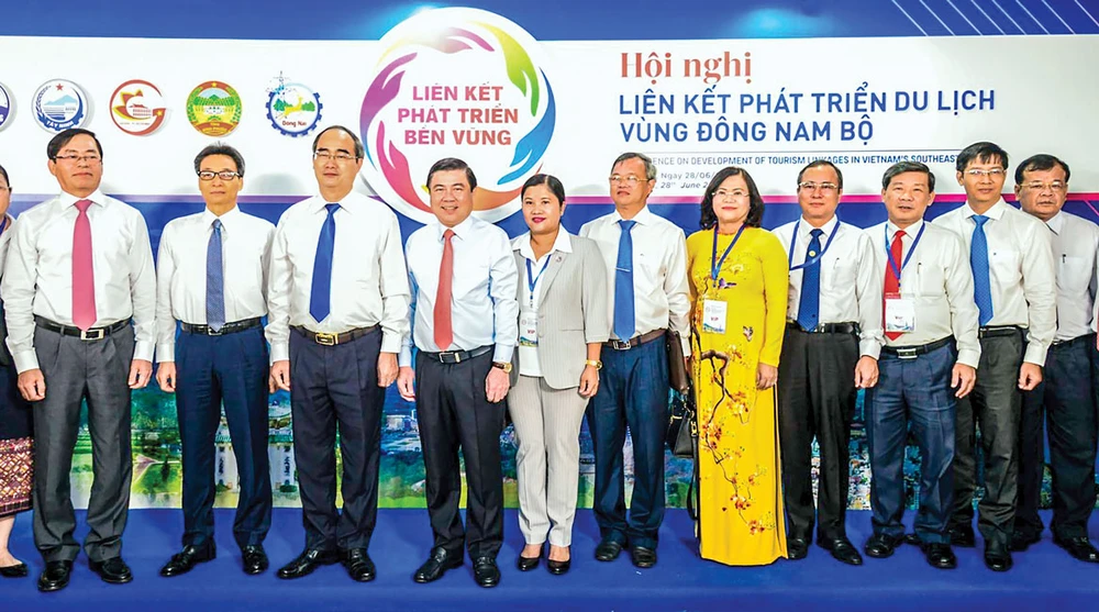 Comrade Nguyen Thien Nhan, Member of Politburo, Secretary of Ho Chi Minh City Party Committee (6th from the left), Comrade Vu Duc Dam, Member of the Central Party Committee, Deputy Prime Minister (5th from the left), Comrade Nguyen Thanh Phong, Member of 