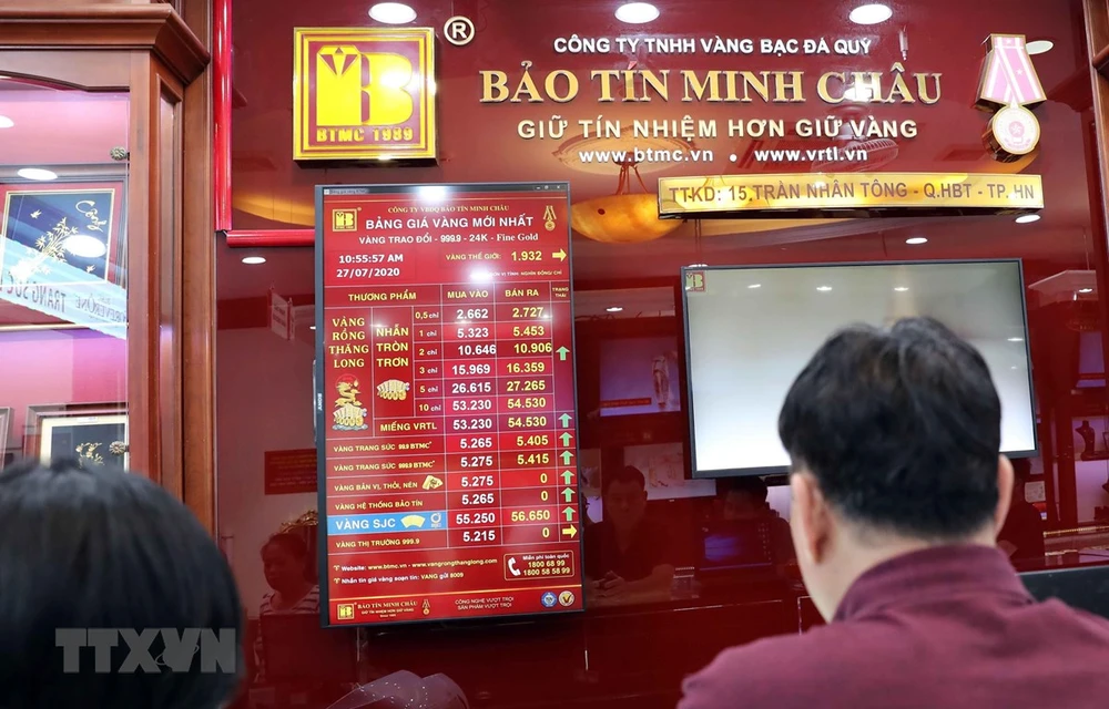 Ưu, nhược điểm của các kênh đầu tư trong mùa dịch COVID-19 ảnh 1 Bảng niêm yết giá vàng tại Công ty vàng bạc Bảo Tín Minh Châu, phố Trần Nhân Tông, Hà Nội, sáng 27/7. (Ảnh: Trần Việt/TTXVN)