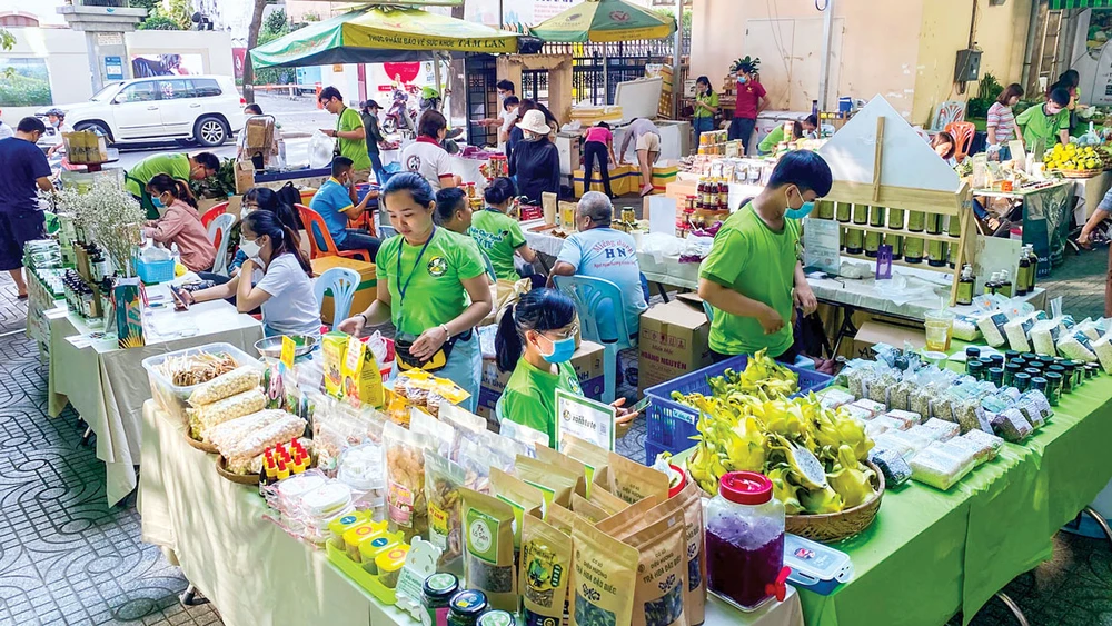 Quang cảnh phiên chợ xanh tử tế. 