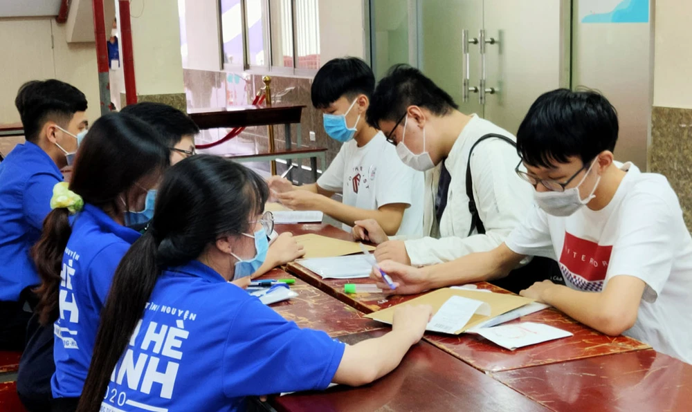 Thí sinh trúng tuyển vào Trường Đại học Khoa học Tự nhiên - Đại học Quốc gia TPHCM đang được hướng dẫn điền thông tin xin nhập học Ảnh: HOÀNG HÙNG