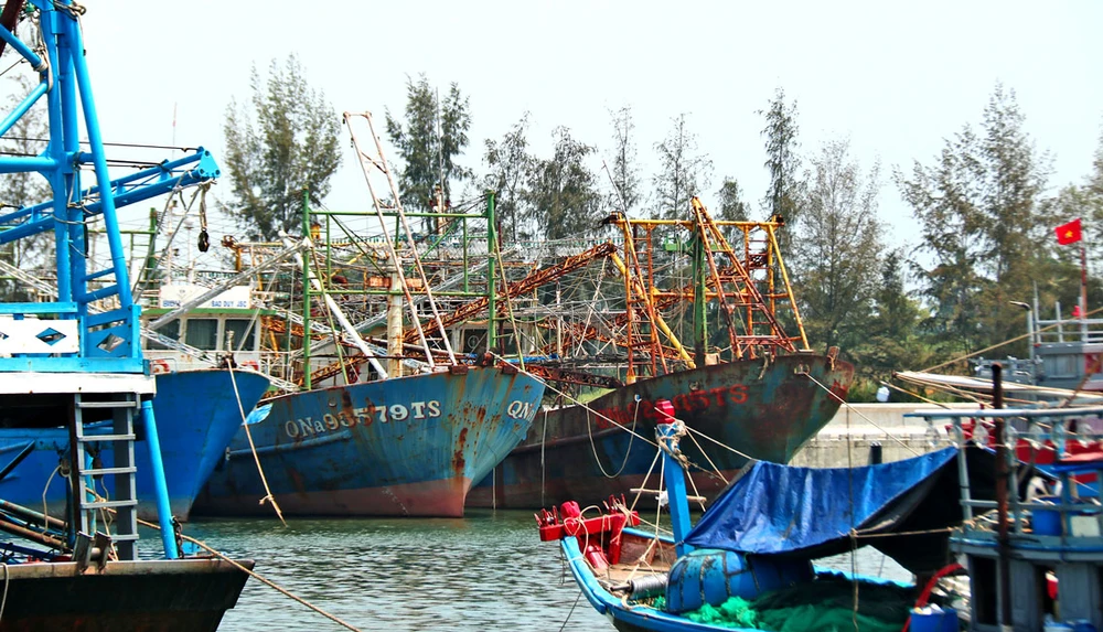 Tàu vỏ thép của ông Lê Tuyên (Quảng Nam) nằm bờ cả năm nay, bị gỉ sét. Ảnh: NGỌC PHÚC