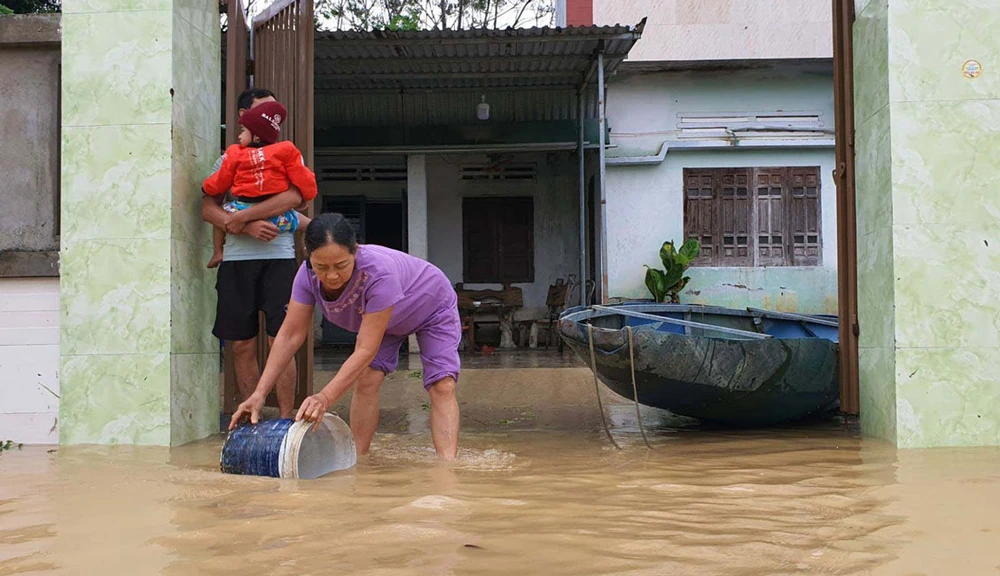 Người dân thôn La Châu, xã Hòa Khương, huyện Hòa Vang, TP Đà Nẵng dọn dẹp khi lũ bắt đầu rút. Ảnh: Xuân Quỳnh