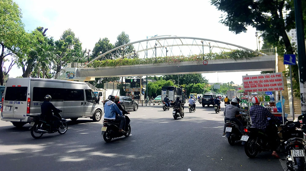 Cầu vượt bộ hành trên đường Hoàng Minh Giám thưa vắng bóng người.