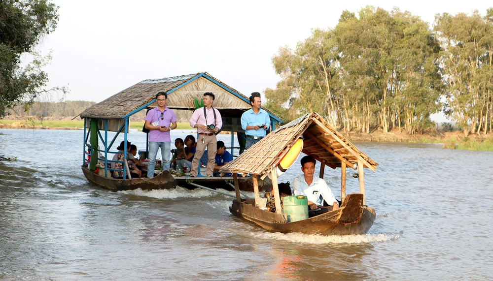 Du lịch trải nghiệm ở Vườn quốc gia Tràm Chim, Đồng Tháp. Ảnh: NGỌC DÂN