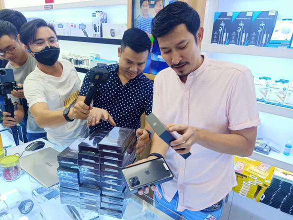 Nửa đêm, hàng trăm khách hàng trẻ đi mua iPhone 12 - Ảnh 1. Nửa đêm, hàng trăm khách hàng trẻ đi mua iPhone 12 - Ảnh 1.