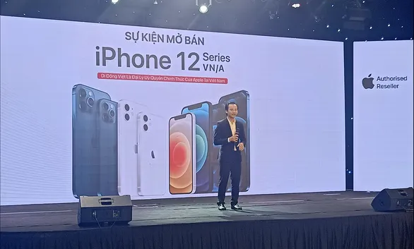 Nửa đêm, hàng trăm khách hàng trẻ đi mua iPhone 12 - Ảnh 2. Nửa đêm, hàng trăm khách hàng trẻ đi mua iPhone 12 - Ảnh 2.