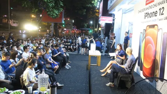 Nửa đêm, hàng trăm khách hàng trẻ đi mua iPhone 12 - Ảnh 4. Nửa đêm, hàng trăm khách hàng trẻ đi mua iPhone 12 - Ảnh 4.