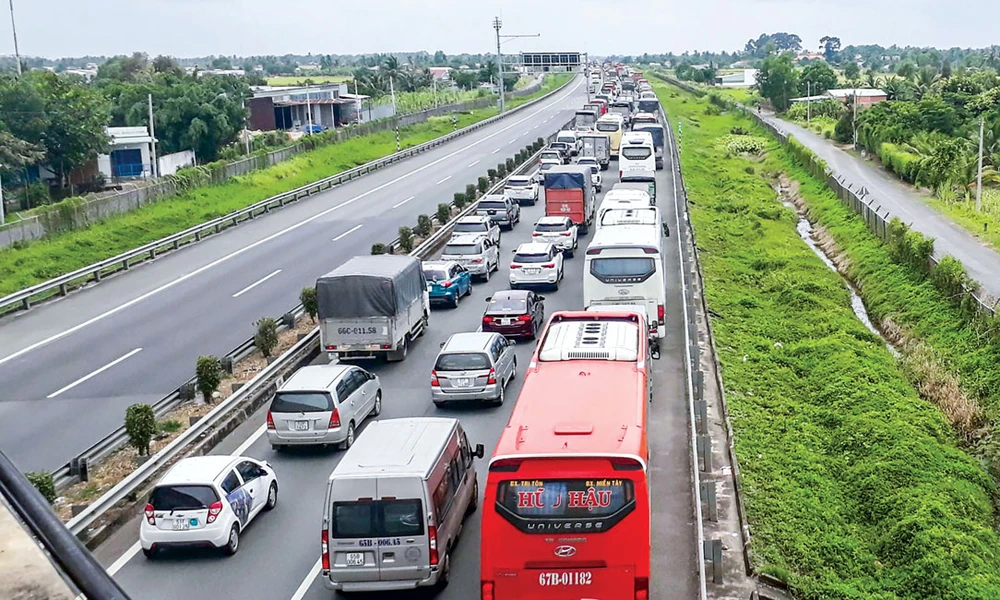 TPHCM kết nối ĐBSCL chỉ mỗi cao tốc TPHCM-Trung Lương dài 40km nhưng đã xuống cấp nghiêm trọng vì không có đơn vị quản lý.