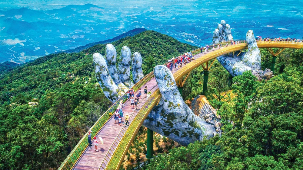 Cầu vàng Sun World trên đỉnh Ba Na Hills, tiếp tục được WTA bình chọn là cây cầu vàng hàng đầu châu Á năm 2020.