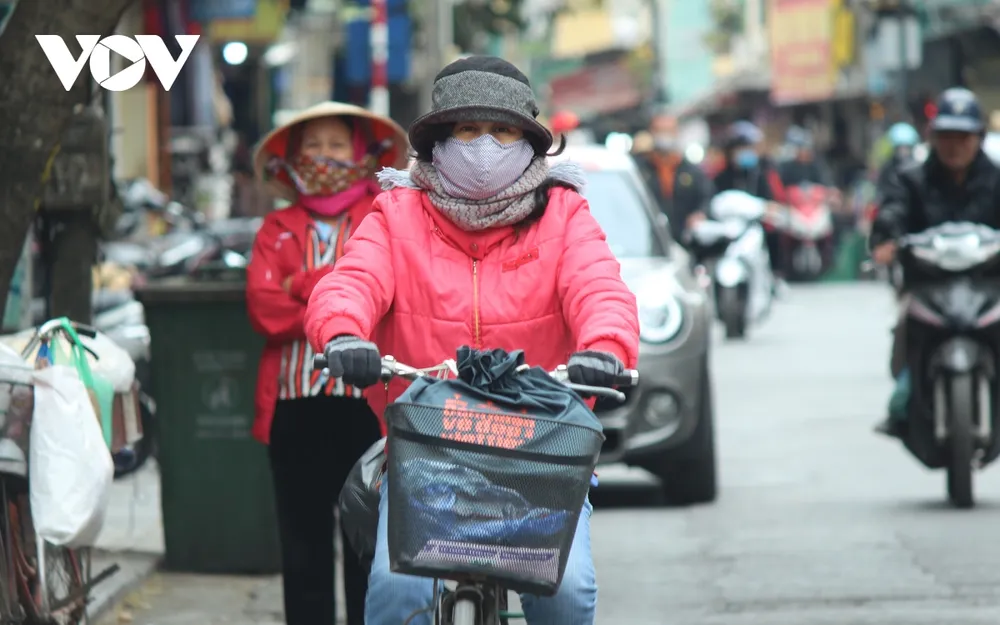 Muôn kiểu chống rét của người dân Hà Nội khi gió lạnh tràn về ảnh 4