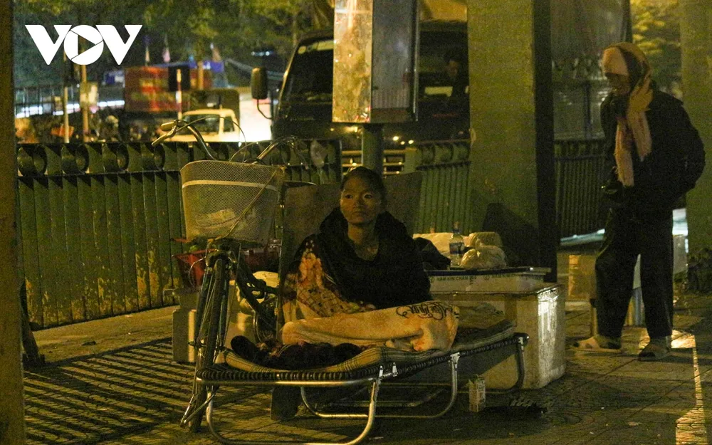 Muôn kiểu chống rét của người dân Hà Nội khi gió lạnh tràn về ảnh 9