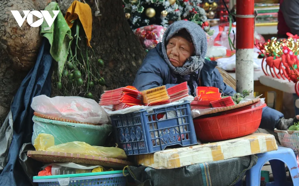 Muôn kiểu chống rét của người dân Hà Nội khi gió lạnh tràn về ảnh 7