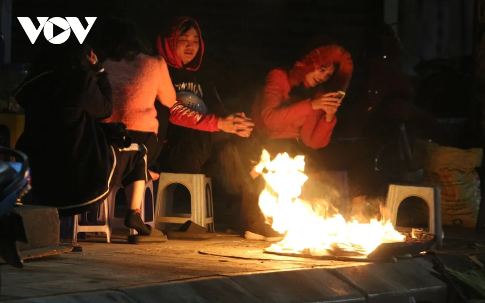 Muôn kiểu chống rét của người dân Hà Nội khi gió lạnh tràn về ảnh 8