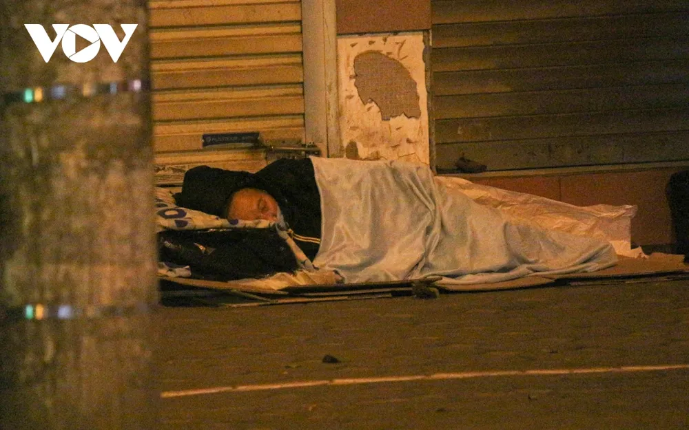 Muôn kiểu chống rét của người dân Hà Nội khi gió lạnh tràn về ảnh 14