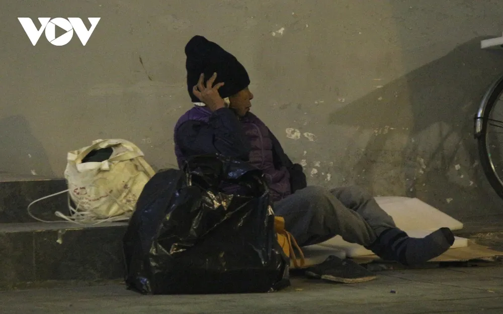 Muôn kiểu chống rét của người dân Hà Nội khi gió lạnh tràn về ảnh 13