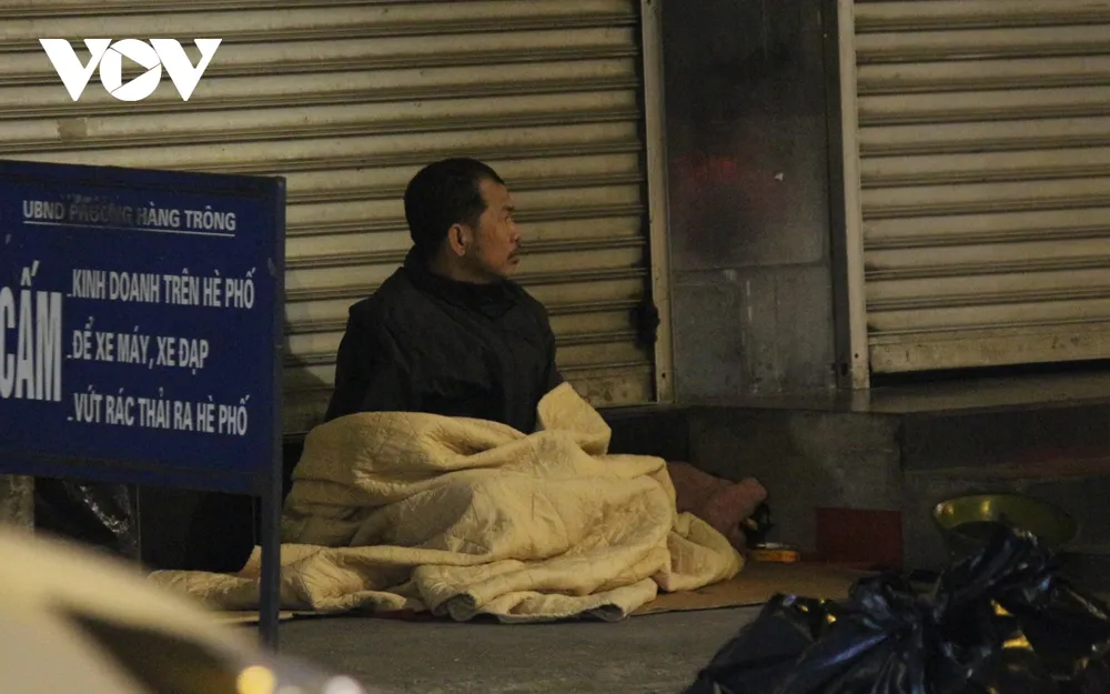 Muôn kiểu chống rét của người dân Hà Nội khi gió lạnh tràn về ảnh 15