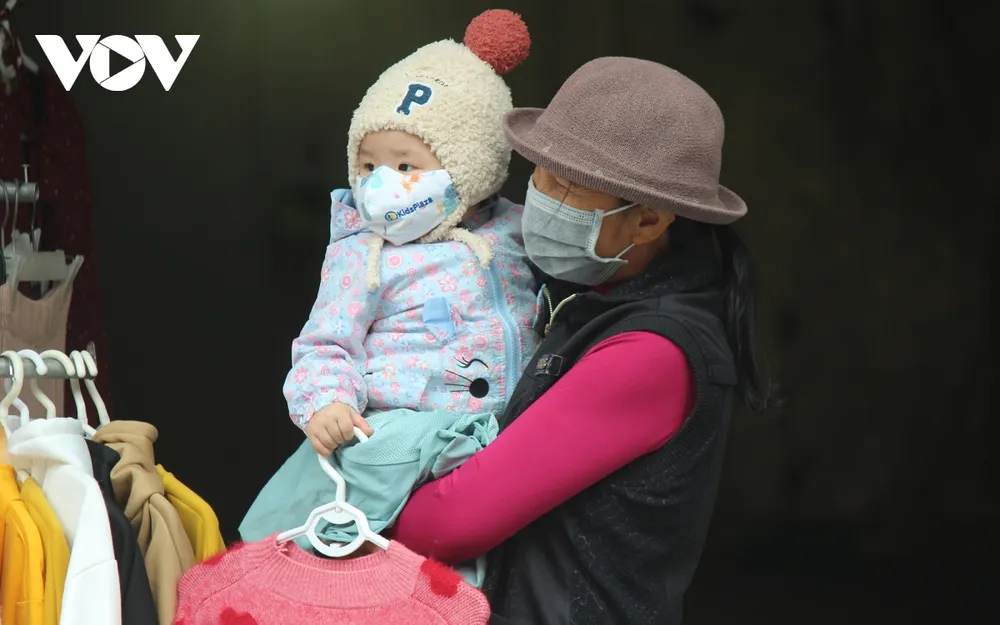 Muôn kiểu chống rét của người dân Hà Nội khi gió lạnh tràn về ảnh 6